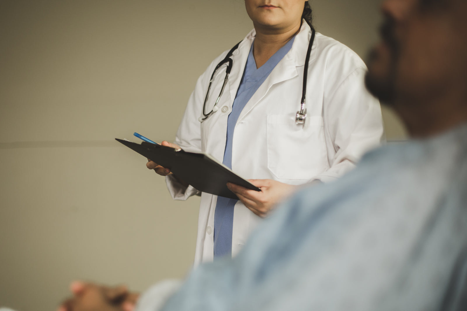 A specialist doctor consulting a patient in a US clinic room