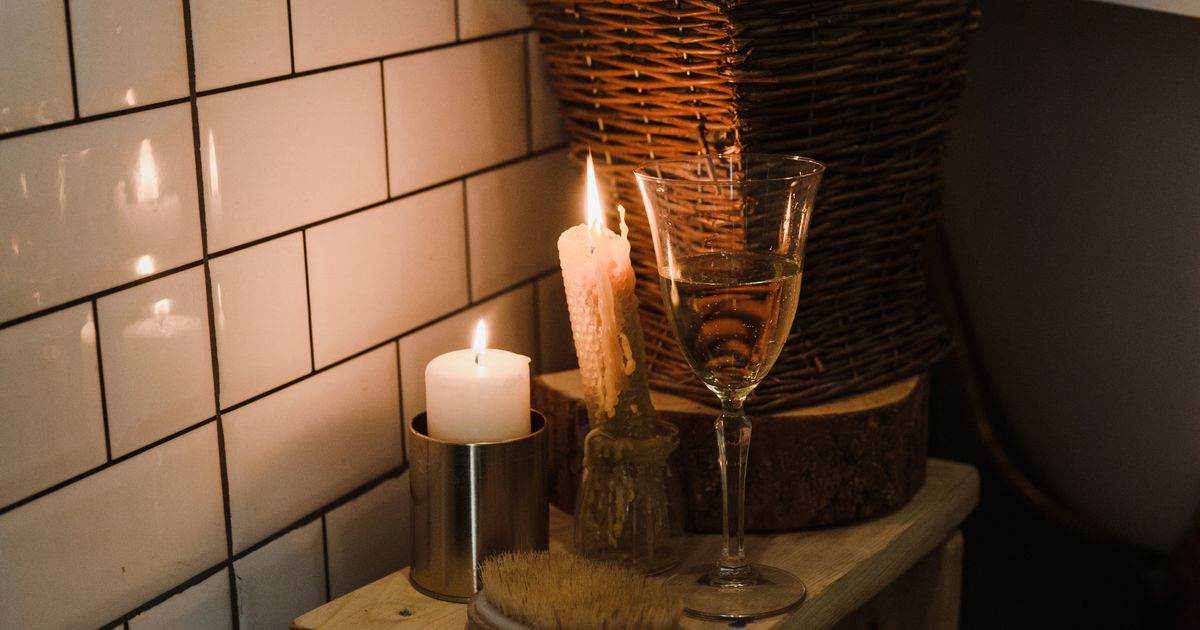 Mindbody alternative: wellness booking calendar with class capacity shown