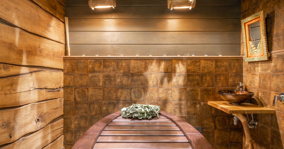 spa online booking app: receptionist checking therapist and room availability on a dual-resource calendar